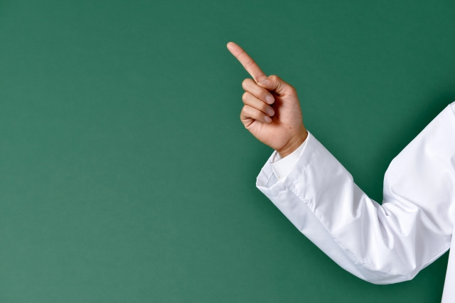 指し示す歯科医